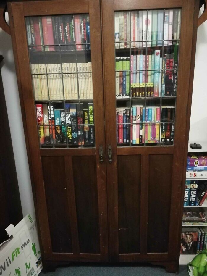 15. "Этому книжному шкафу, принадлежавшему моему отцу, а до этого - его матери, около 100 лет"