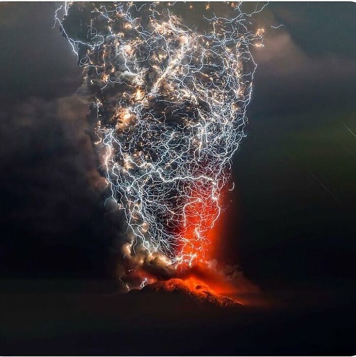 6. Захватывающий феномен торнадо с молниями. Да ещё над извергающимся вулканом!