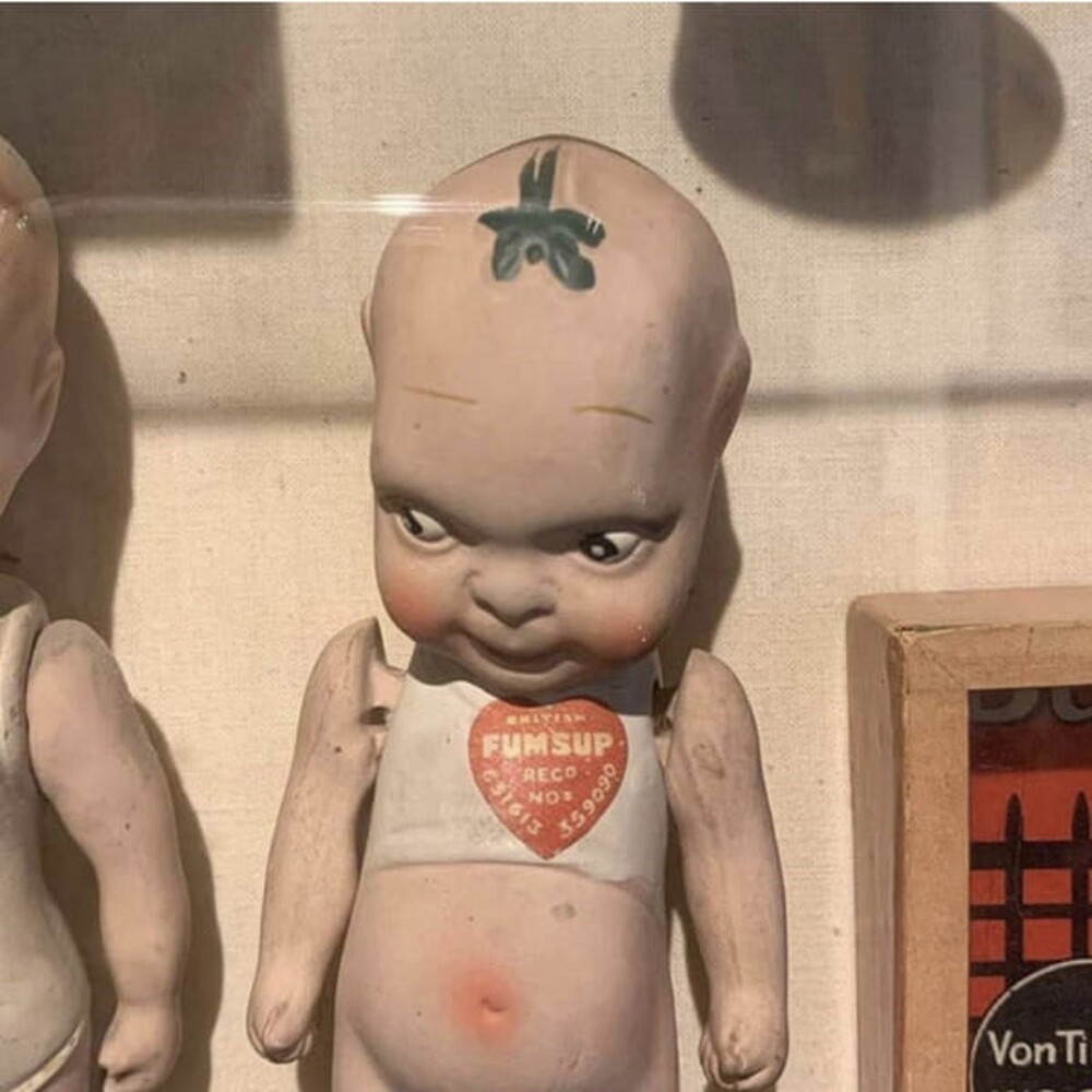 5. Кукла в музее игрушек