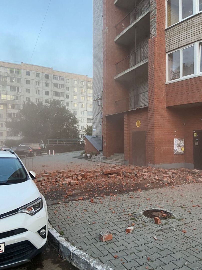 В Барнауле кирпичи отвалились от многоэтажного дома и едва не попали в людей