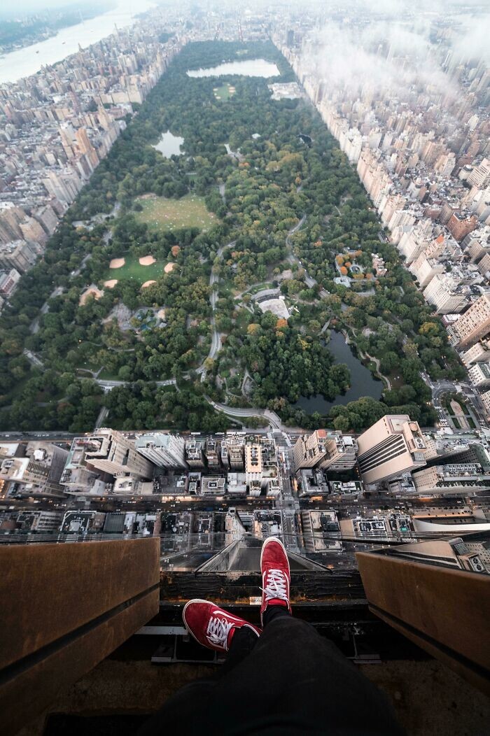 2. На краю, на высоте 430 метров над Центральным парком в Нью-Йорке