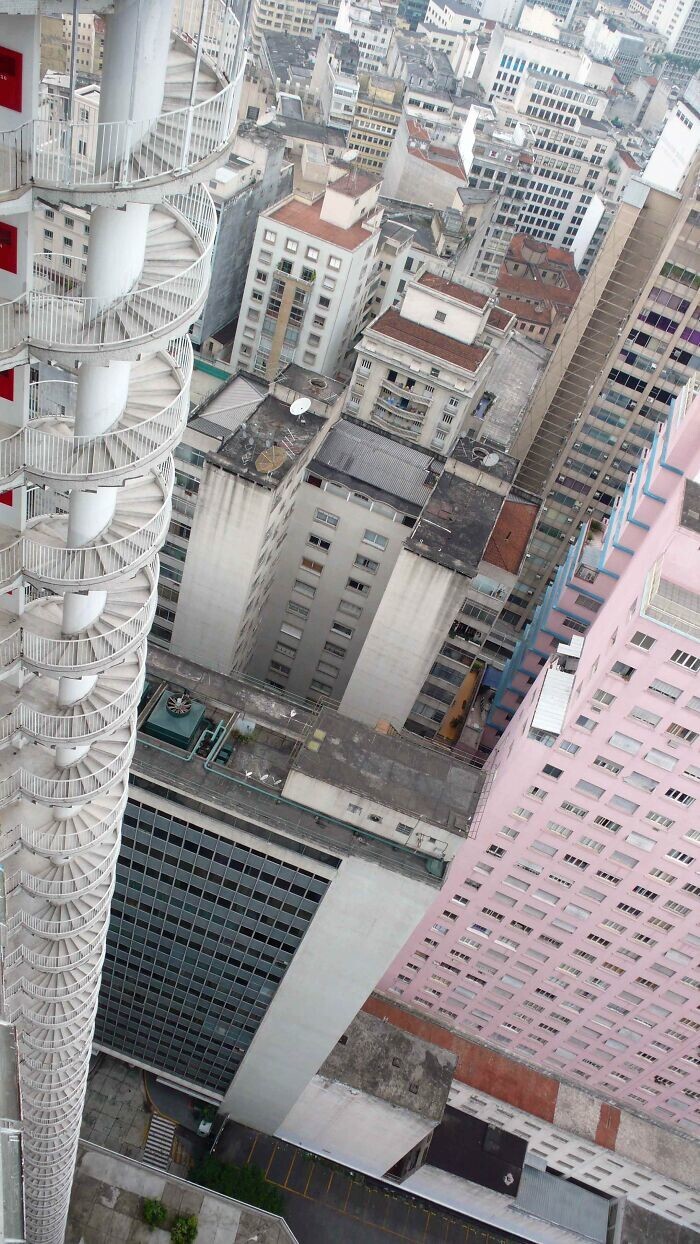 12. В Бразилии есть жилой дом с пристроенной снаружи винтовой пожарной лестницей на 40 этажей. Что пугает вас больше? Пожар или падение с высоты?