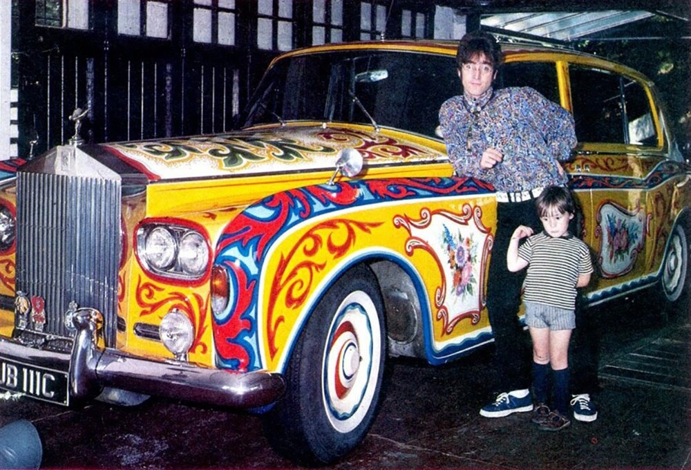 16. Джон Леннон и его сын Джулиан рядом с автомобилем Rolls Royce Phantom V в своем гараже в 1968 году