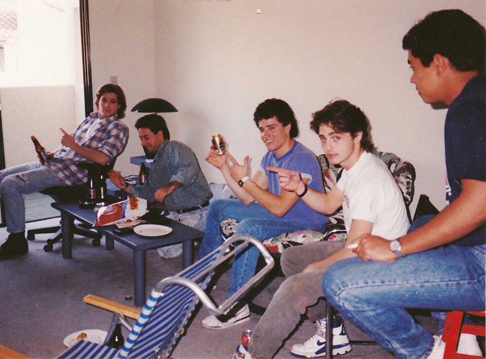4. Брэд Питт (крайний слева) и Джейсон Пристли (второй справа) проводят время с друзьями в их общей квартире, 1987 год