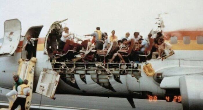 24. 28 апреля 1988 года у самолета авиакомпании Aloha Airlines сорвало крышу на высоте 7 км, но самолету все же удалось приземлиться. Был один летальный исход