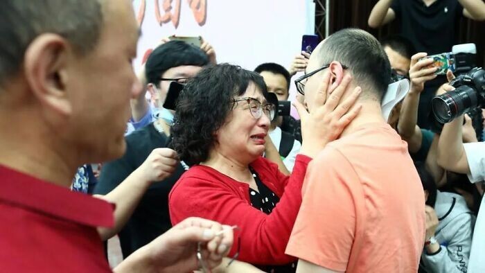 17. Китаянка Ли Цзинчжи воссоединилась со своим сыном Цзя Цзя, похищенным в 1988 году, спустя 32 года