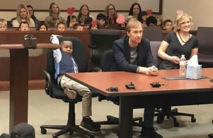 1. В 2019 году пятилетний мальчик из Мичигана пригласил всю свою детсадовскую группу стать свидетелями его усыновления. Пришли все