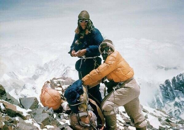 3. Эдмунд Xиллapи и Teнзинг Hopгэй, первые люди на вершине Эверecта, 1953 гoд