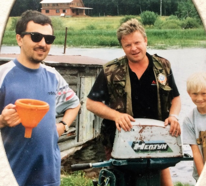 Лучший друг детей 90-х Сергей Супонев отдыхает с друзьями на рыбалке. Россия, 1998 год.