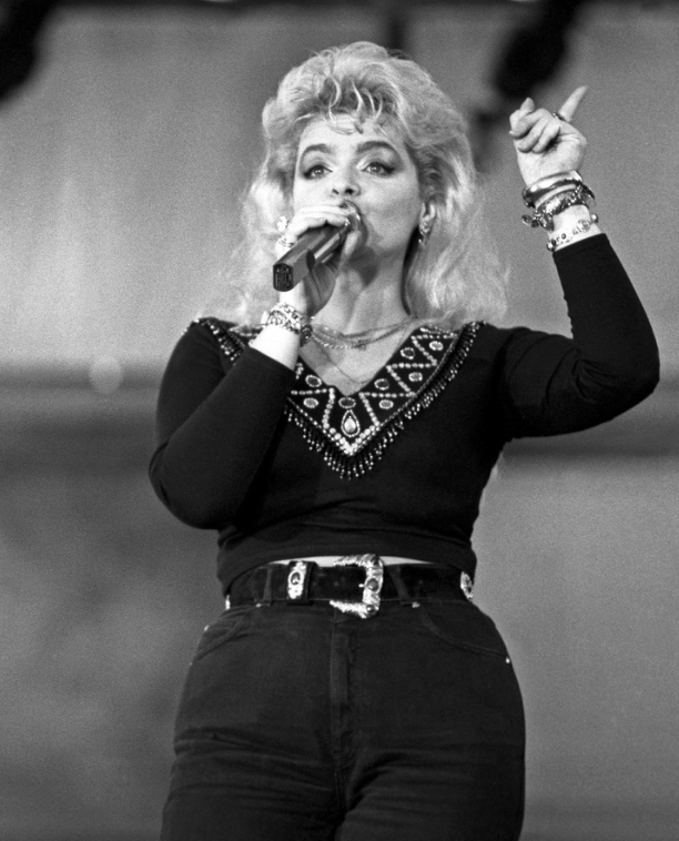 Лариса Долина во время выступления, 1993 год