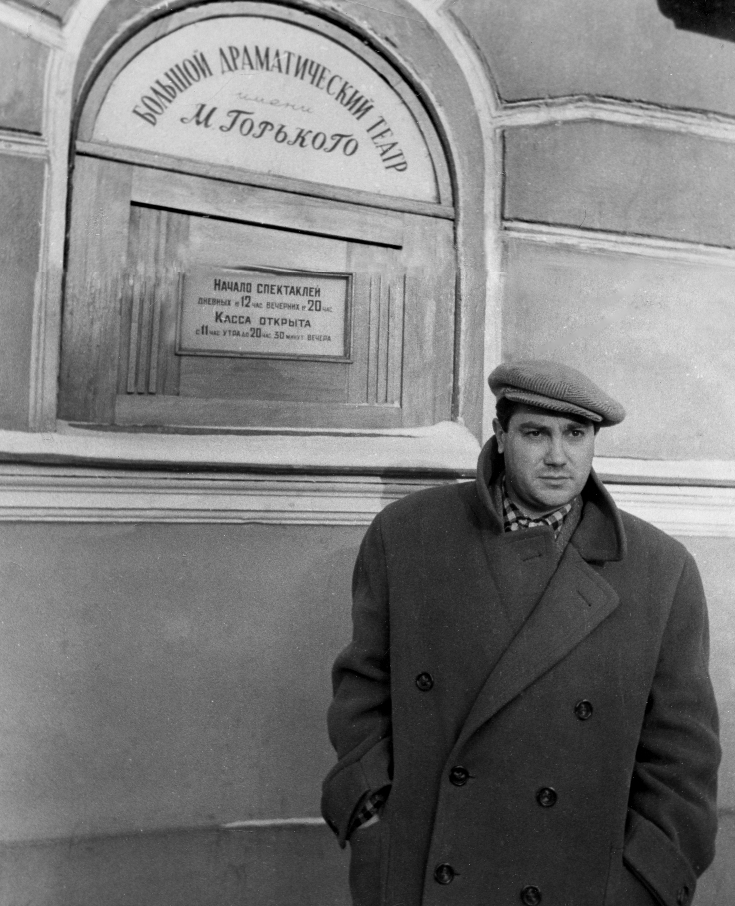 Павел Луспекаев возле Большого драматического театра в Ленинграде, 1960-е годы
