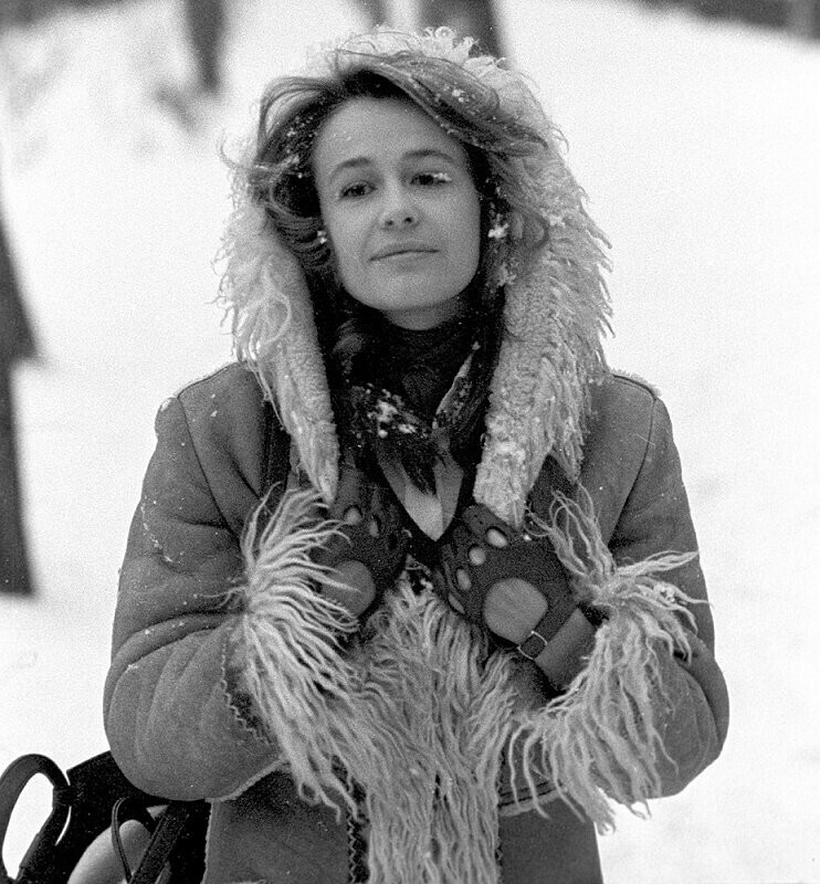 Марина Неелова во время прогулки на Чистопрудном бульваре, 1976 год