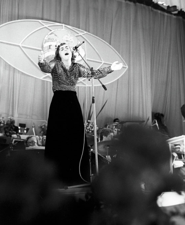Советская певица Жанна Рождественская во время выступления, 1977 год