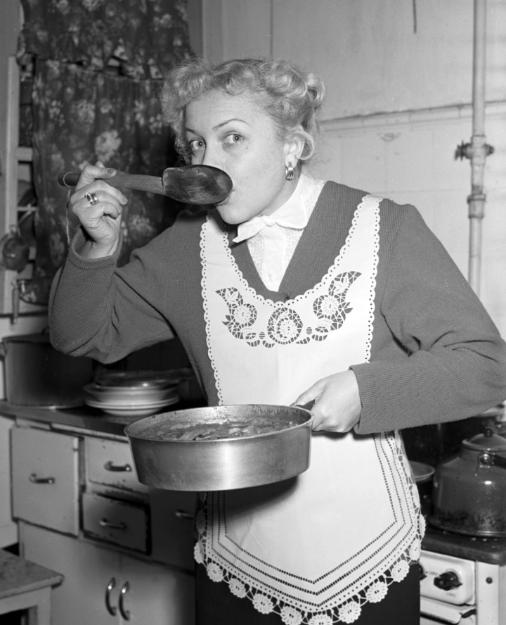 Людмила Целиковская за приготовлением обеда, 1955 год