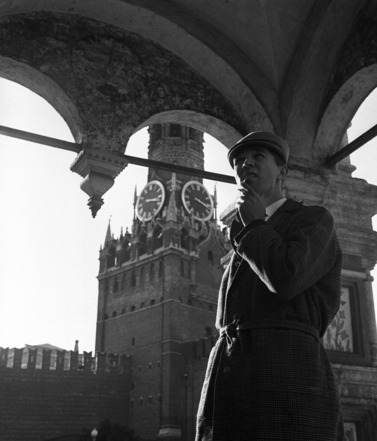 Вячеслав Зайцев во время прогулки по Москве, 1964 год