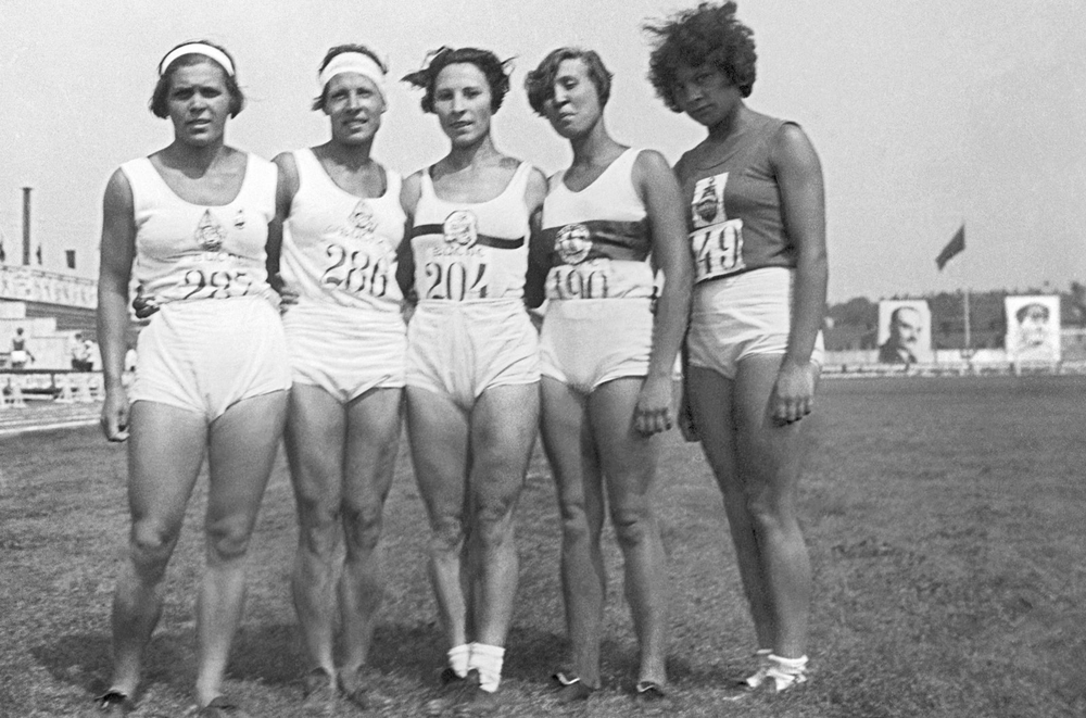 Советские легкоатлетки. В центре (№204) – неоднократная чемпионка СССР Мария Шаманова (1938)