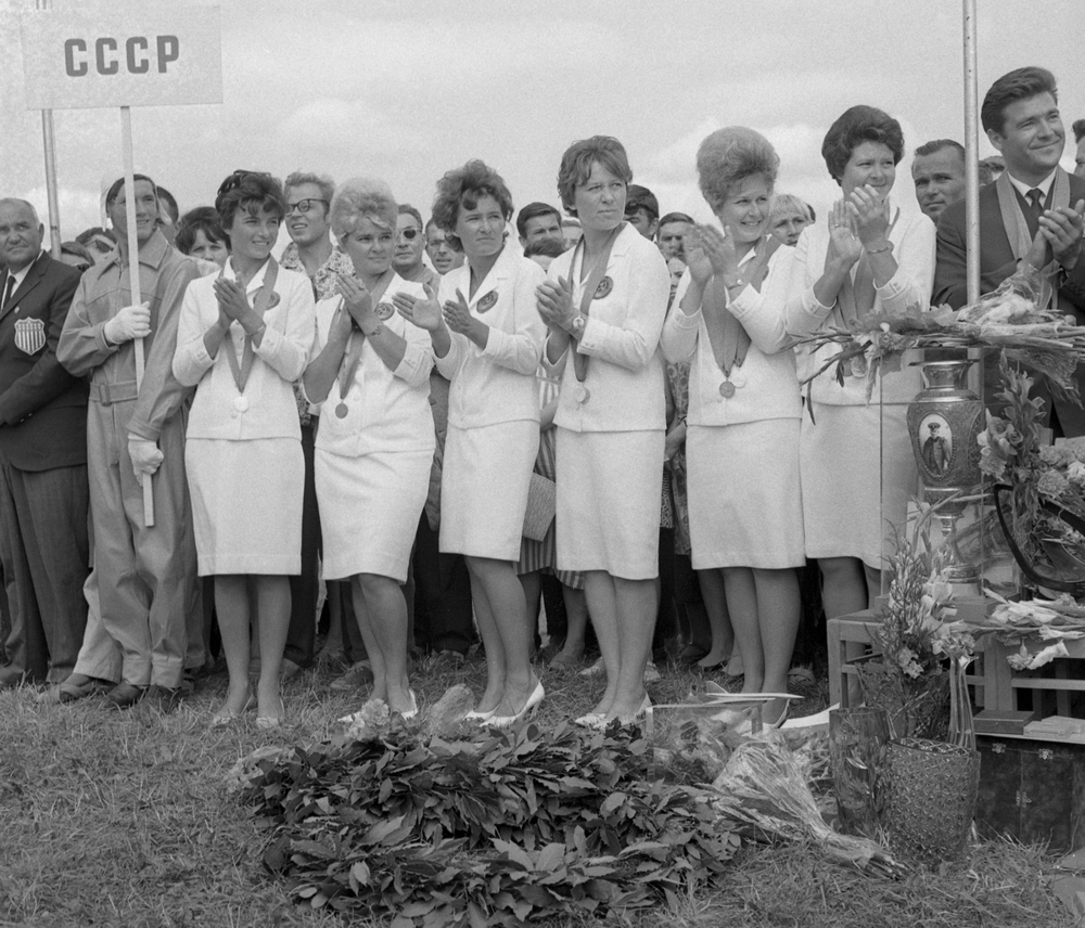 IV чемпионат мира по высшему пилотажу. Женская команда СССР во время церемонии награждения (1966)