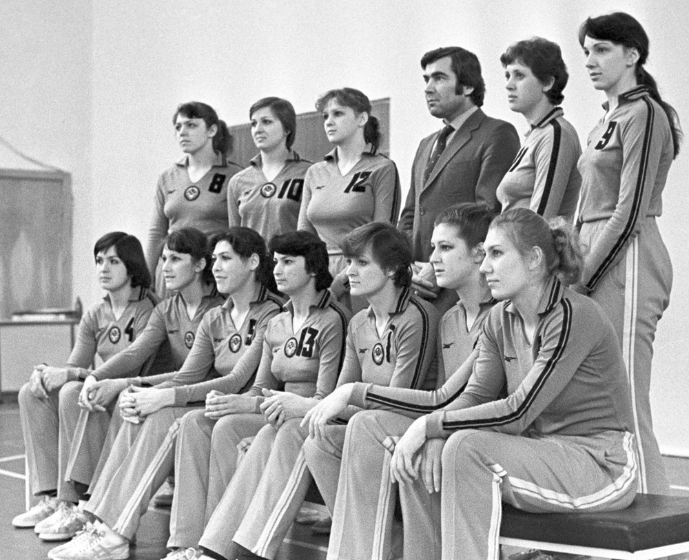 Женская сборная СССР по волейболу с тренером Николаем Карполем (1982)