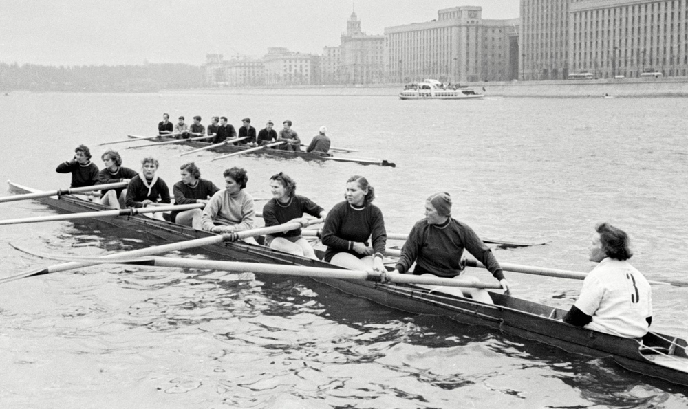 Женская команда по академической гребле во время соревнований на Москве-реке (1957)