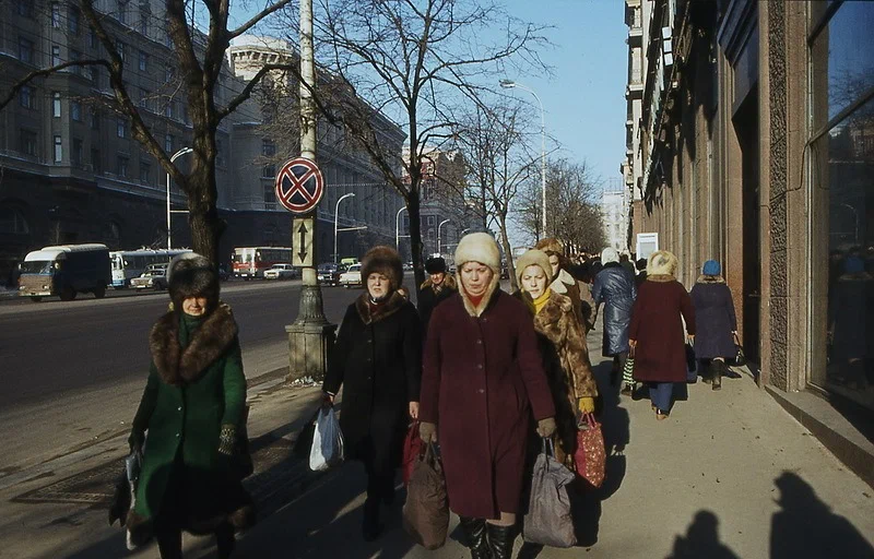 Прохожие на улицах Москвы, ул. Горького, 1982 год.