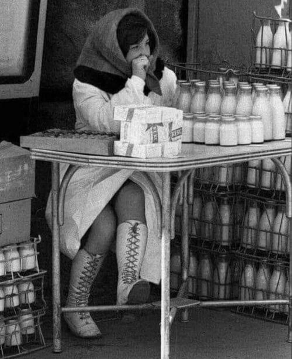 Продавщица молочной продукции. Фото датировано 1970 годы.