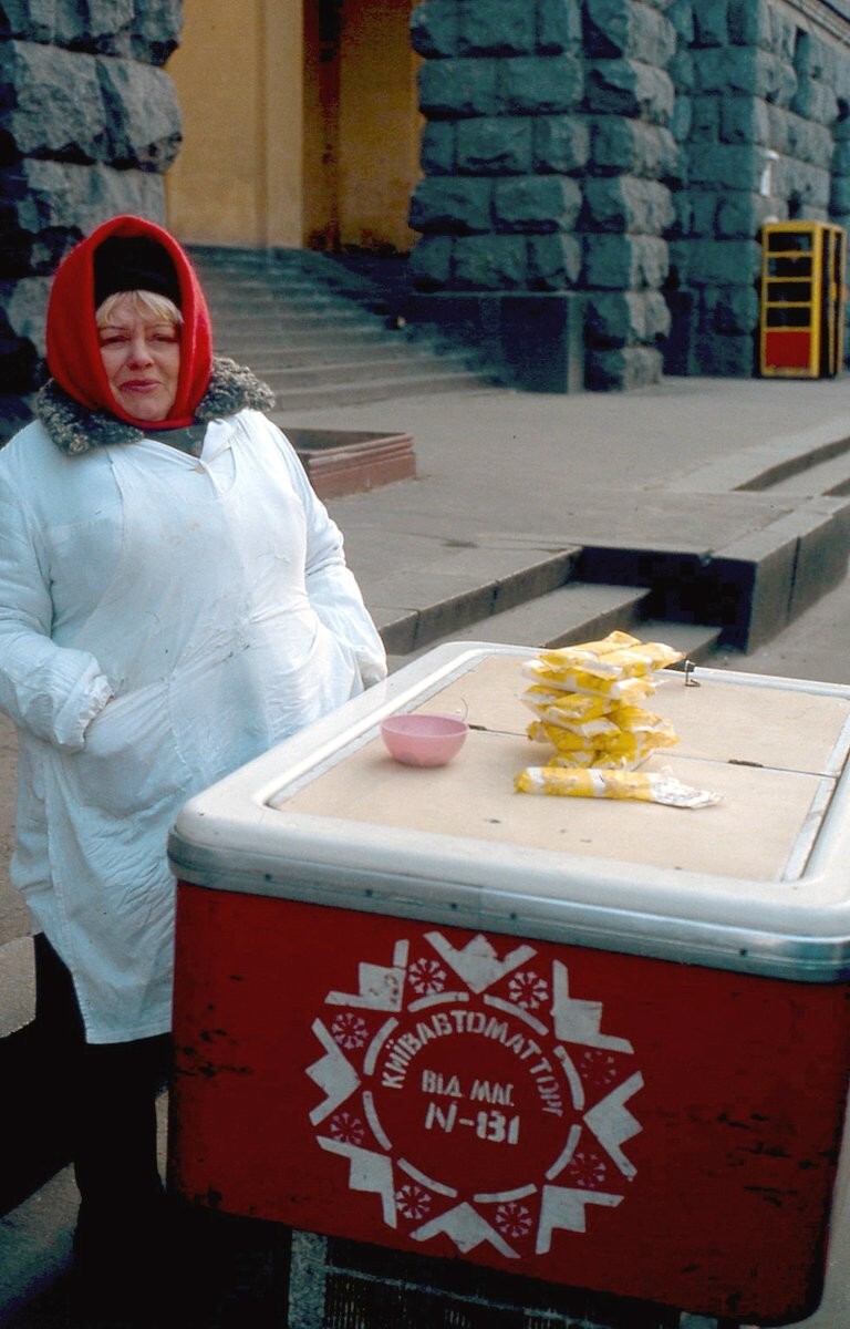 Продавщица мороженого в Киеве, 1982 год.