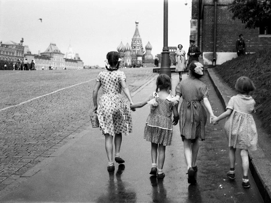 Прогулка по Красной площади в выходной день, 1950-е годы.