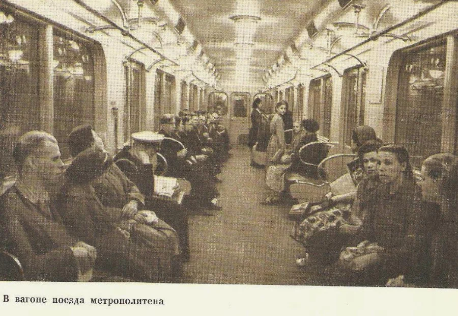 Пассажиры ленинградского метро, ориентировочно 1950-е годы.