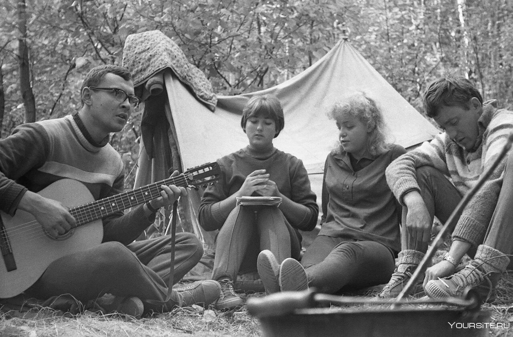 Туристы у палатки с гитарой, ориентировочно 1970-ые годы.