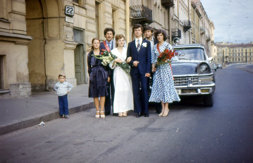 Свадьба на Лермонтовском проспекте. Молодожёнам удалось арендовать даже не "Чайку", а ещё более престижный ЗиЛ-111.