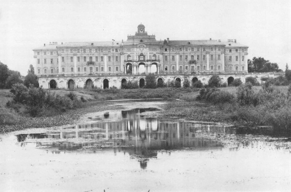 Уже в те годы Константиновский дворец в Стрельне был никому не нужен. Состояние его будет печальным вплоть до начала 2000-х годов.