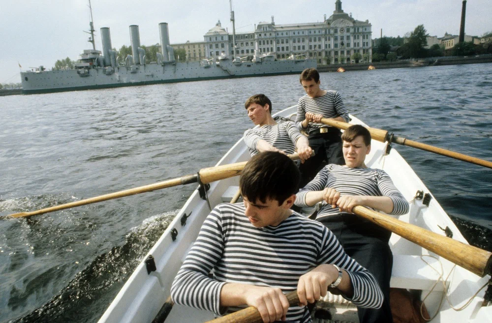 Нахимовцы во время морской подготовки переправляются через Большую Невку.