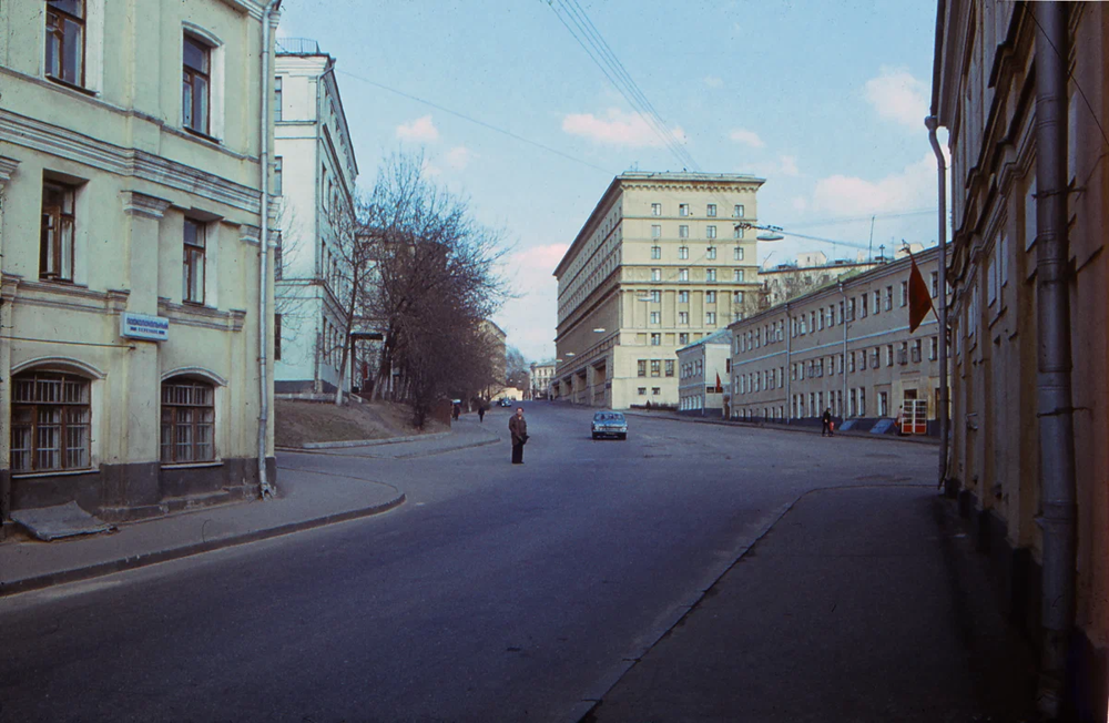 Знаменитая Хитровская площадь. Именно такой она была в те годы.