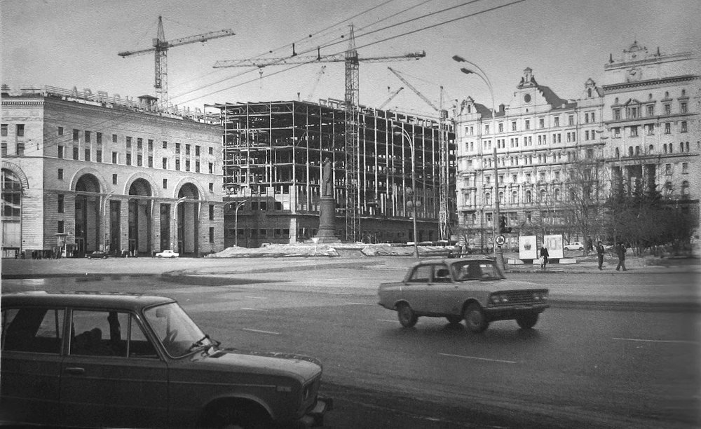 На площади Дзержинского (ныне - Лубянка) строится ещё одно здание КГБ.