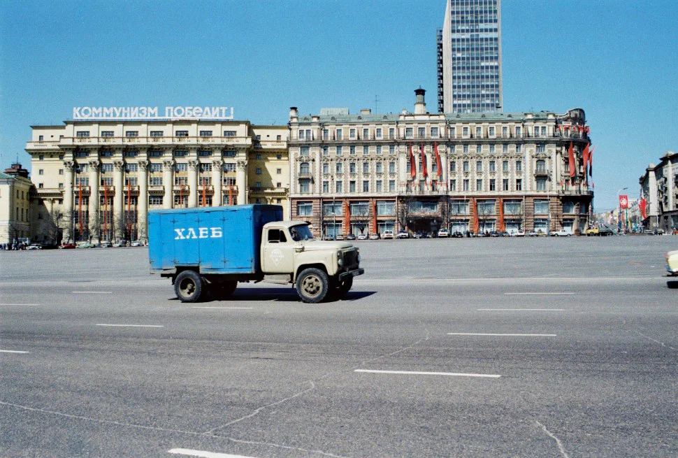 Хлебный фургон на площади 50-летия Октября (ныне - Манежная площадь).