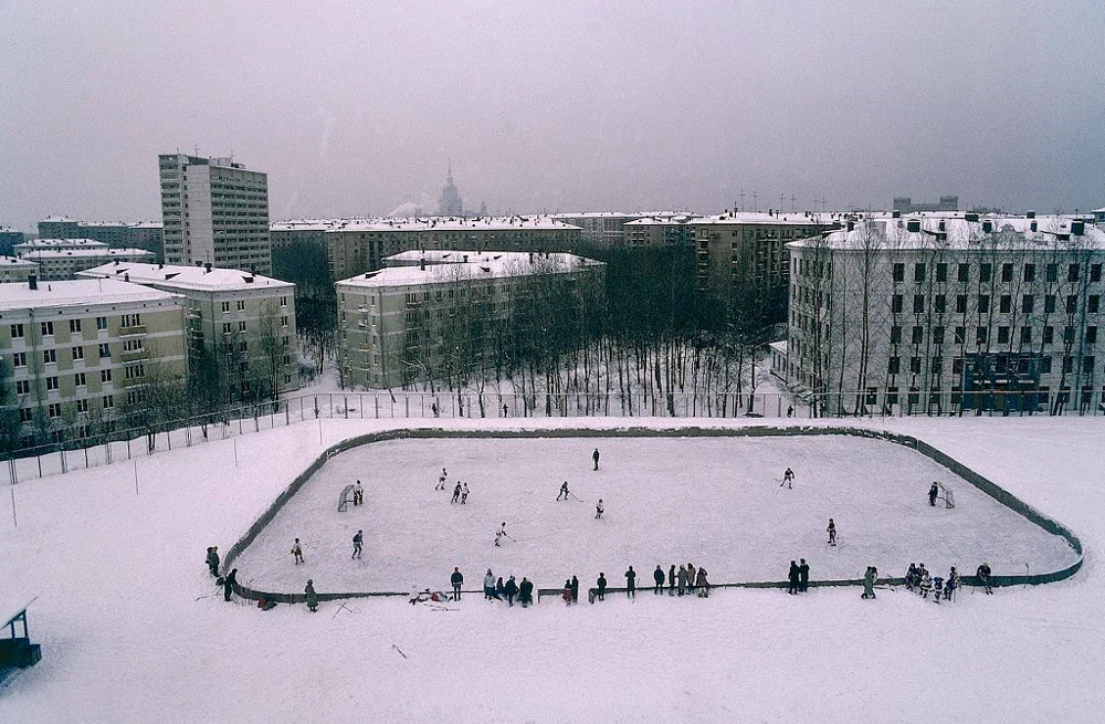 Игра в хоккей во дворе школы на Ленинском проспекте, в которой учились дети американских и канадских дипломатов.