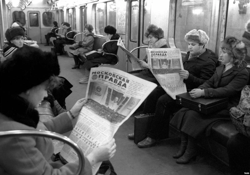 Чтение свежей прессы в вагоне метро на станции "Смоленская".