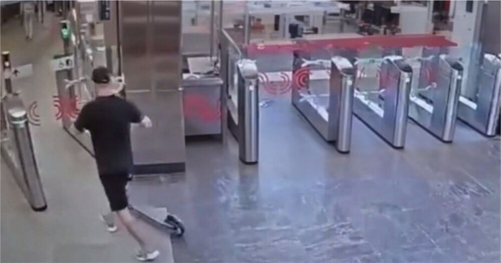Мужчина с самокатом разбил створку турникета в метро