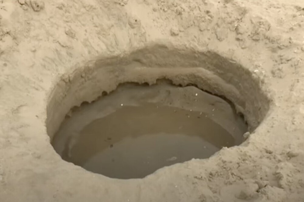 Загадочная дыра на пляже в Ирландии вызвала переполох в сети