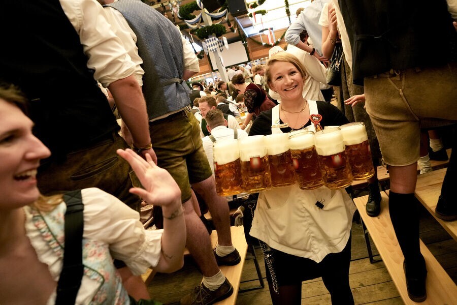 Октоберфест 2023. Мюнхен Октоберфест 2023. Октоберфест в Германии 2023. Баварские девушки с пивом. Бавария пивной фестиваль.