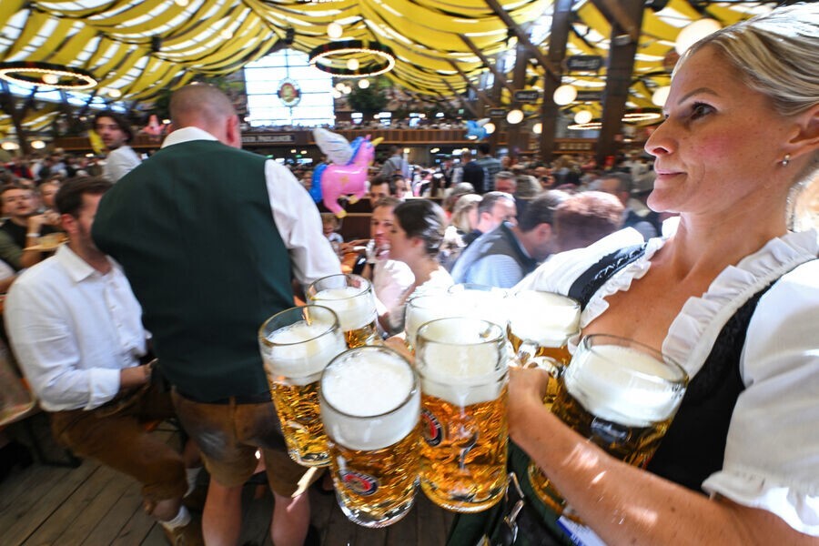 Море пива, девушки и веселье: в Германии открылся Октоберфест-2023
