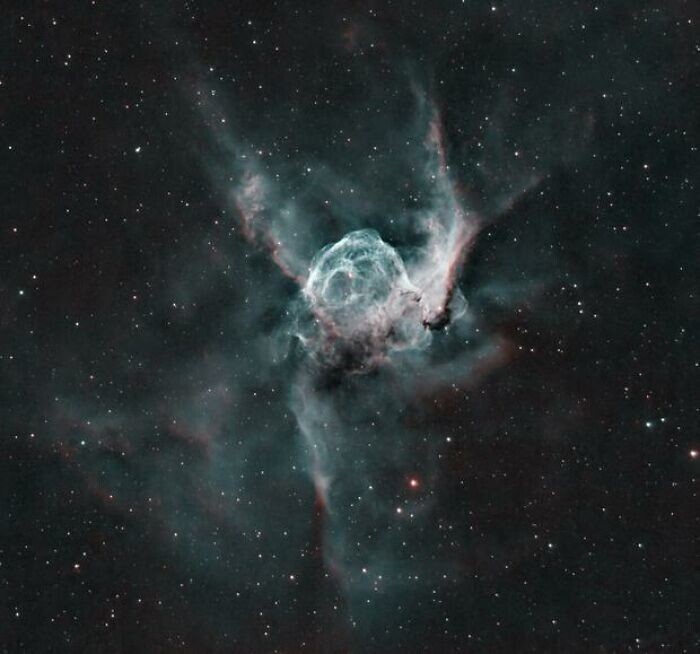 2. Туманность NGC 2359 (Шлем Тора)