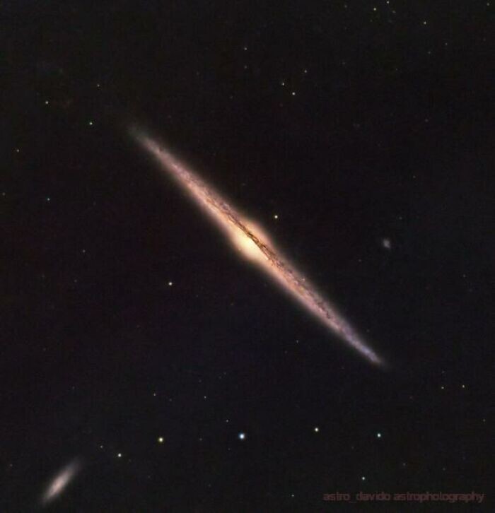 3. Галактика NGC 4565 (Игла)
