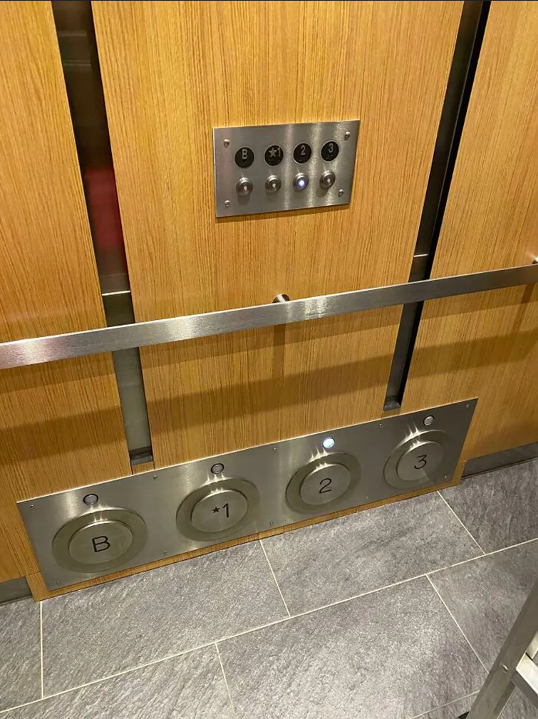 10. Лифт с кнопками для ног
