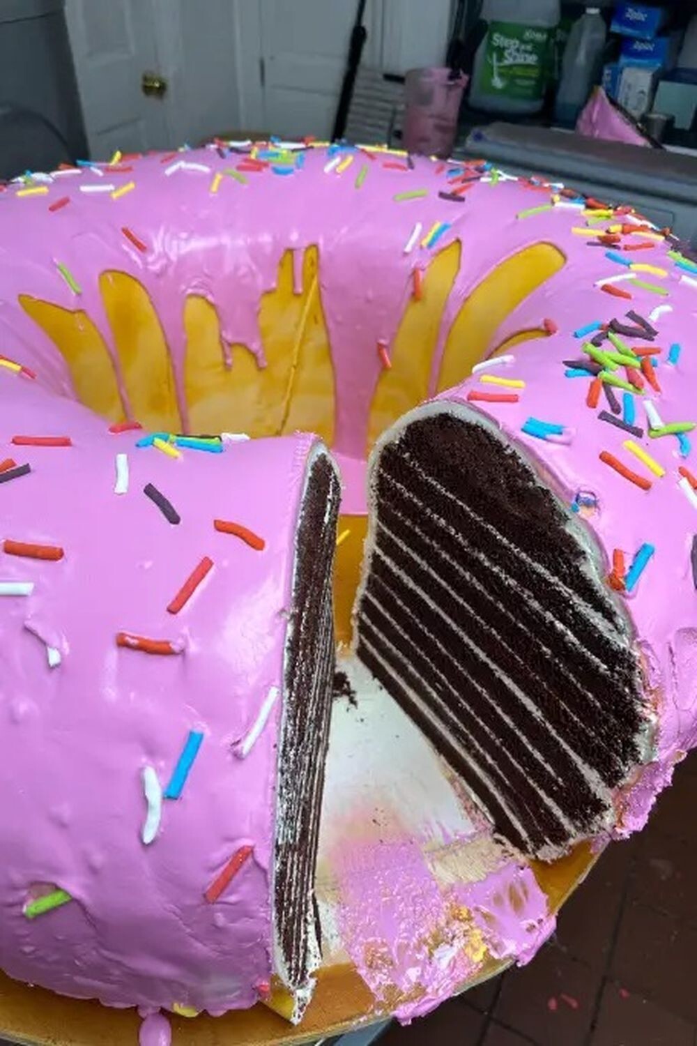 Кулинары испекли торт в виде пончика и попали в Книгу рекордов Гиннеса 