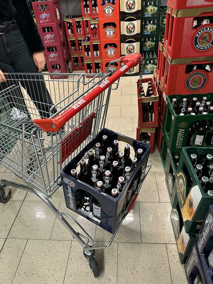 30. В магазинных тележках в Германии есть специальный отсек для пива