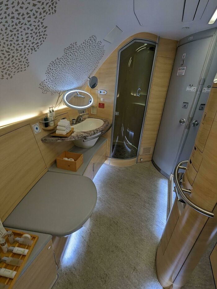 20. Уборная первого класса в самолёте Airbus A380
