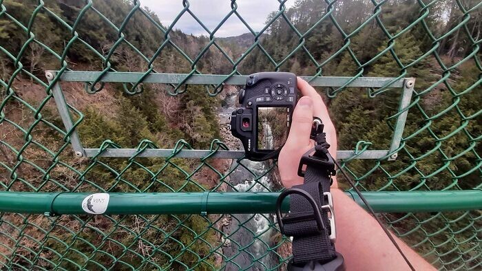 9. В заборе на мосту есть отверстия для фотоаппаратов