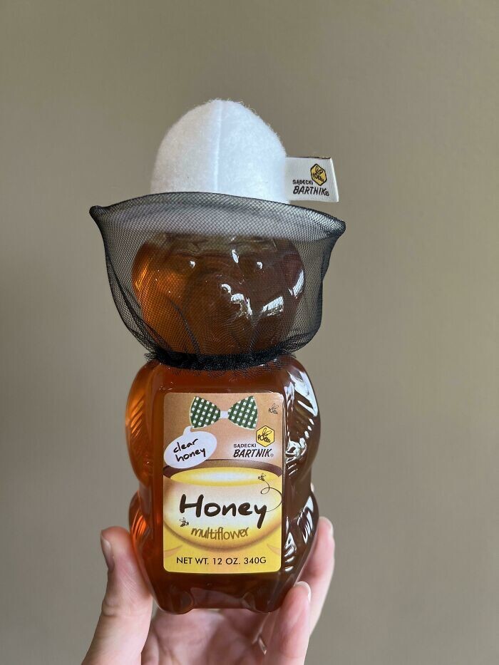 10. Баночка мёда в виде мишки, у которого на голове миниатюрная маска пчеловода