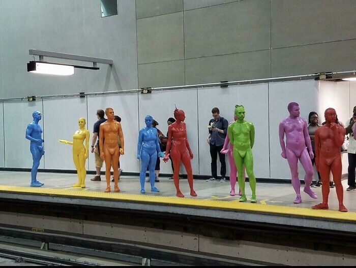18. Цветные люди на станции метро в Монреале, Канада. Это - уличная театральная труппа